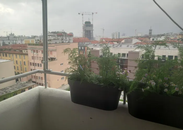 HOME SUITE HOME Porta Romana Ssubway To ICE HOCKEY Venue S-GIULIA FREE PARKING GARAGE - CON PARCHEGGIO INCLUSO Nuovo Con 2 Camere Da Letto E Due Bagni - New Apartament With 2 Bdrooms 2 Bathrooms- Jellow SUBWAY METRO Gialla Porta Romana 3 Stops To Duo